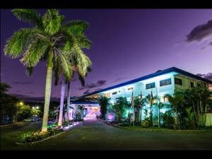 een gebouw met palmbomen ervoor bij Margaritaville Beach Resort - Poolview - Costa Rica in Playa Flamingo