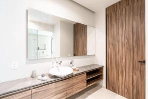 a bathroom with a sink and a mirror at Moderno estudio con fast wifi in Playa del Carmen +14 photos