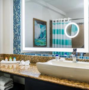 een badkamer met een wastafel en een spiegel bij Margaritaville Beach Resort - Poolview - Costa Rica in Playa Flamingo