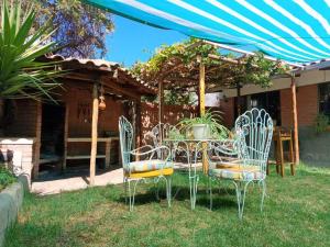 een groep stoelen en een tafel in een tuin bij Oasis del Placer MOYDA in La Paz