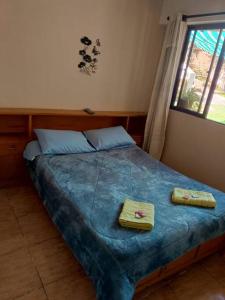 a bedroom with a bed with two towels on it at Oasis del Placer MOYDA in La Paz
