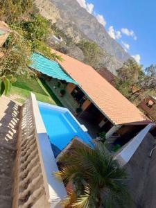 een luchtzicht op een huis met een zwembad bij Oasis del Placer MOYDA in La Paz