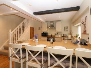 a kitchen and dining room with a table and chairs at White Swan Cottage in Leyburn