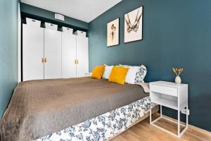 1 dormitorio con 1 cama grande y paredes azules en New Apartment in Helsfyr Oslo, Near central Oslo, en Oslo