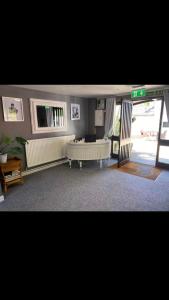 Llanwenarth Hotel في كريكهويل: غرفة معيشة مع أريكة وطاولة