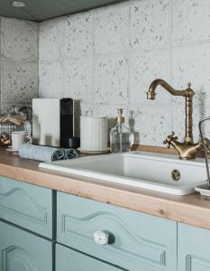 a kitchen counter with a sink and a sink at Buborék - Somló Country Home in Somlóvásárhely