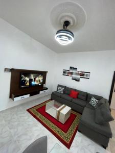 a living room with a couch and a tv at Apartamento Céntrico en Cabrera in Cabrera