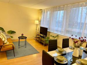 TV at/o entertainment center sa 3BR flat in Central London close to Piccadily line