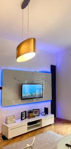 サラエボにあるApartment Saraj-Bosna Free public Parkingの壁に薄型テレビが取り付けられたリビングルーム