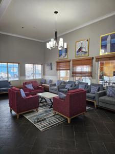 uma ampla sala de estar com sofás e cadeiras em AmericInn by Wyndham Grinnell em Grinnell