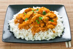 un plato de arroz con curry. en Maratua Guesthouse, en Maratua Atoll