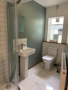 ein Bad mit einem Waschbecken und einem WC in der Unterkunft St Paul's Road Townhouse by Clifton Short Lets in Bristol