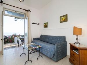 un soggiorno con divano e tavolo di Hotel Bel Soggiorno a Taormina