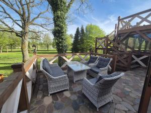 patio z krzesłami, stołem i ogrodzeniem w obiekcie Ranczo Brusno w mieście Połczyn-Zdrój