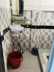 ein kleines Bad mit einem Waschbecken und einer Dusche in der Unterkunft Grand Mess in Comilla
