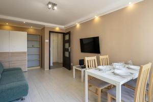 TV a/nebo společenská místnost v ubytování 34 Gdynia Centrum - Apartament Mieszkanie dla 4os