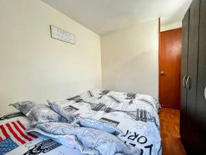 1 dormitorio con 1 cama con bandera americana en Depa Privado en Ambiente Residencial Piscina Gimnacio en Bogotá