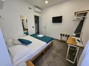 レッジョ・ディ・カラブリアにあるB&B Fuori Squadroのベッド1台とテレビが備わる小さな客室です。