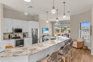Kuchyň nebo kuchyňský kout v ubytování Waterfront Escape Awaits, Marco's Best Kept Secret