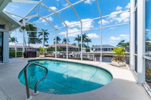 Bazén v ubytování Waterfront Escape Awaits, Marco's Best Kept Secret nebo v jeho okolí + 24 fotografií