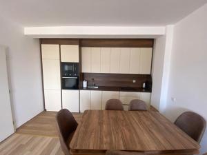 - une salle à manger avec une table et des chaises en bois dans l'établissement Tregu Fatoni #2 prizren city 3 bedroom apartment, à Prizren