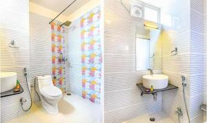 Duas fotografias de uma casa de banho com WC e lavatório. em FabHotel Tipsyy Inn Suites em Jaipur