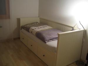 ein kleines Bett in einem Zimmer mit einer Lampe in der Unterkunft Senda 517 C in Scuol