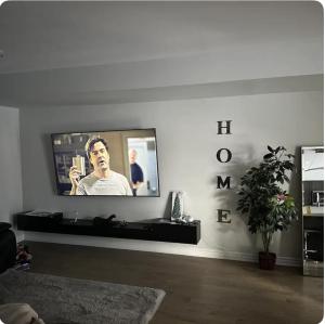 uma sala de estar com uma televisão de ecrã plano na parede em Cozy Whitby Retreat em Whitby