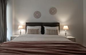 - une chambre avec un grand lit et deux lampes dans l'établissement Achilleas guest house, à Litochoro