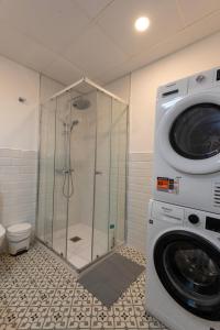 eine Waschmaschine und eine Waschmaschine im Bad in der Unterkunft Madrid, Centro, Cuatro caminos A in Madrid
