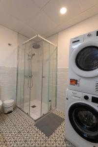 a washing machine and a washer in a bathroom at Madrid, Centro, Cuatro caminos A in Madrid