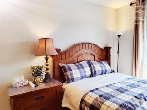 Voodi või voodid majutusasutuse Bed Plus YVR toas