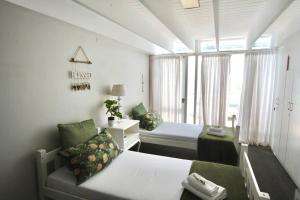 En eller flere senge i et værelse på Olive Grove on Provident + 33 billeder