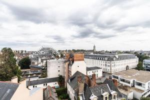 una vista aérea de una ciudad con edificios en Ty Chou - Appartement Cosy - Centre Ville, en Rennes