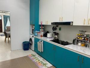 Кухня или мини-кухня в Qaisara Homestay
