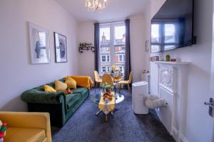 - un salon avec un canapé vert et une table dans l'établissement Luxurious Apartments on Oxford Street, à Londres