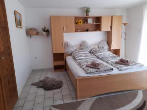 ein Schlafzimmer mit einem großen Bett in einem Zimmer in der Unterkunft Tiszavíz Vendégház in Tiszafüred
