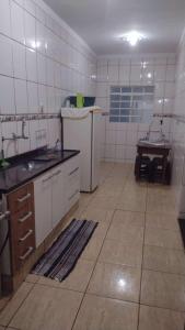 uma cozinha com um lavatório e um balcão em Espaço acolhedor - Agrishow em São José