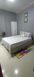 um quarto com uma cama com um tapete no chão em O melhor refúgio para o FIG 2024 em Garanhuns
