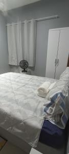 um quarto com uma grande cama branca e uma janela em O melhor refúgio para o FIG 2024 em Garanhuns