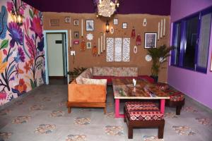 sala de estar con mesa y sofá en Adrushya- Suites & Villas by MLS en Mukteswar