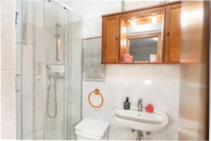 bagno con doccia, lavandino e servizi igienici di Studio Izola a Izola