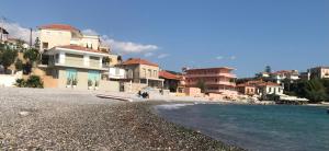 un gruppo di case su una spiaggia vicino all'acqua di Laas ad Avía