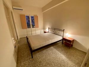 una piccola camera con un letto e due tavoli di Laas ad Avía