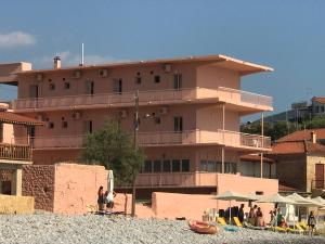 un edificio sulla spiaggia con persone che lo circondano di Laas ad Avía
