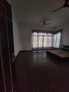 un salon vide avec un lit et une fenêtre dans l'établissement Shanti Niwas, à Varanasi