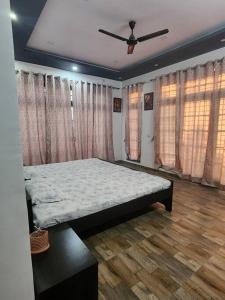 - une chambre avec un lit dans une chambre avec des rideaux dans l'établissement Shanti Niwas, à Varanasi