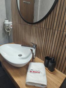 bagno con lavandino bianco e specchio di Willa Na Wierchu a Zakopane