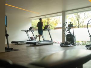 Das Fitnesscenter und/oder die Fitnesseinrichtungen in der Unterkunft Explorar Koh Samui - Adults Only Resort and Spa