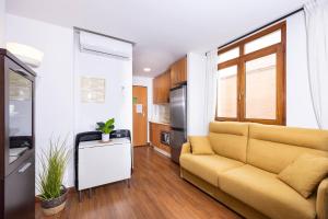 A kitchen or kitchenette at Apartamentos Turísticos Distrito Romano by CartagenaSpain